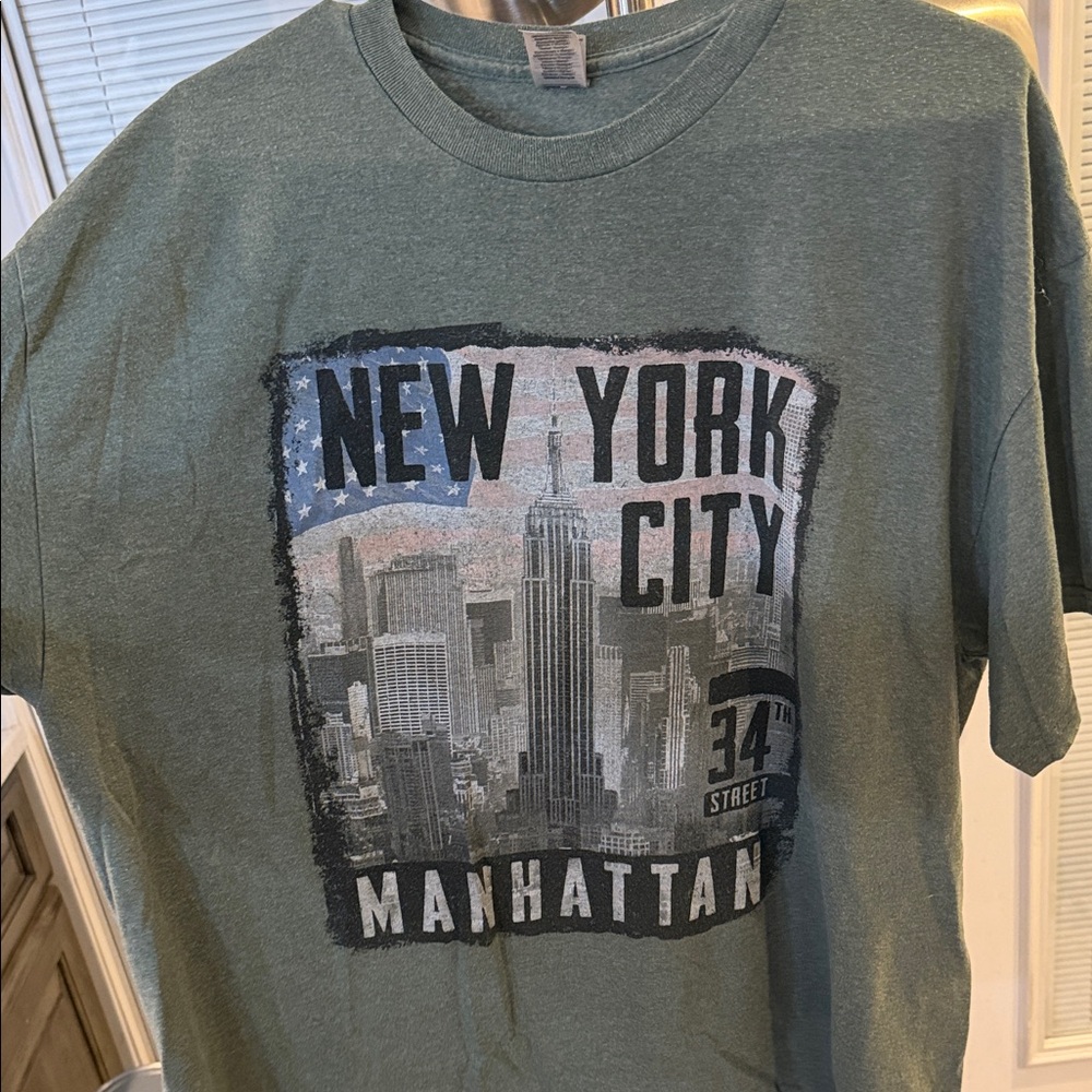 Gildan Green New York City Manhattan Tee - Picture 3 of 4